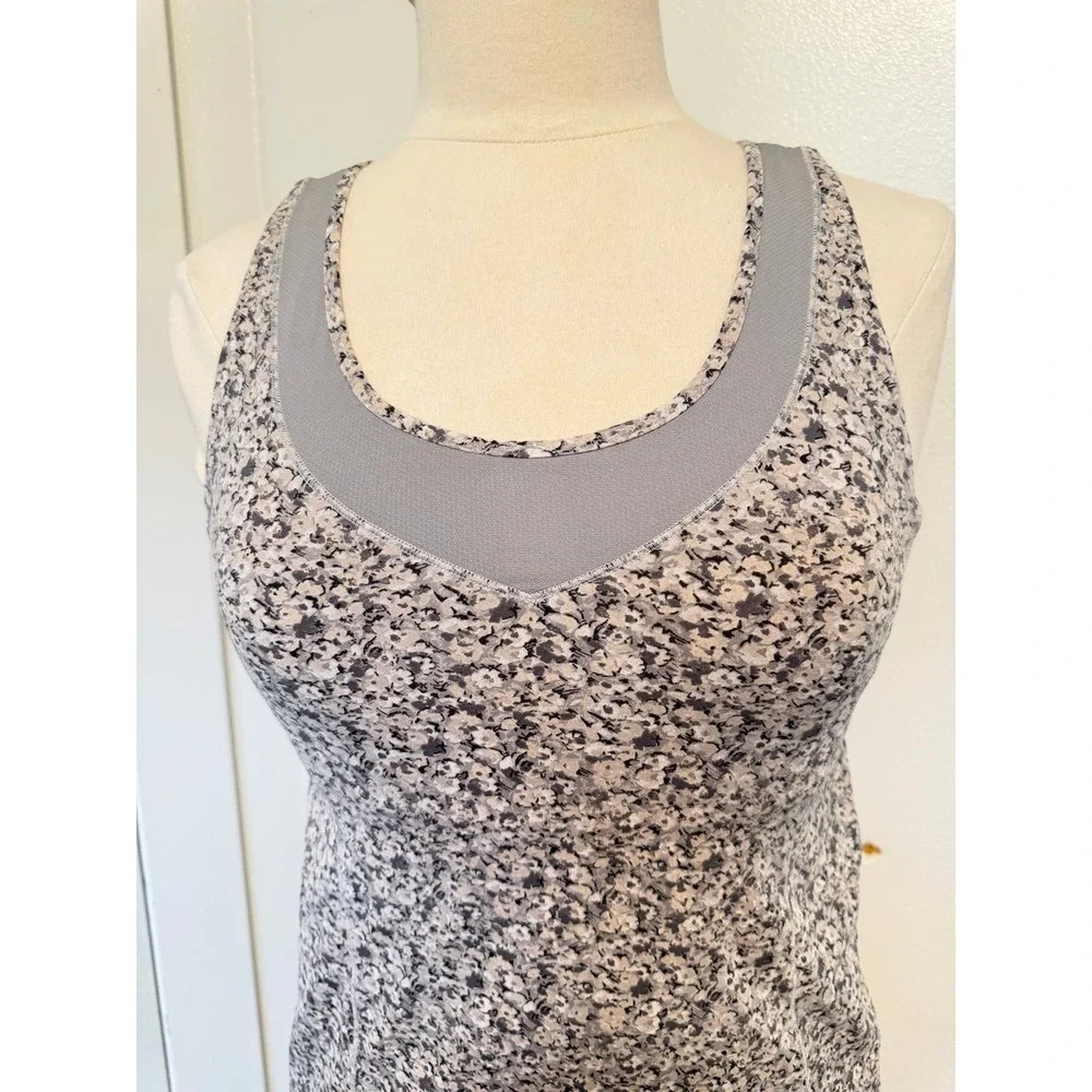 Lululemon Sports Bra Top Gray Floral Print T-Back Athletic Built-in Bra Size 8